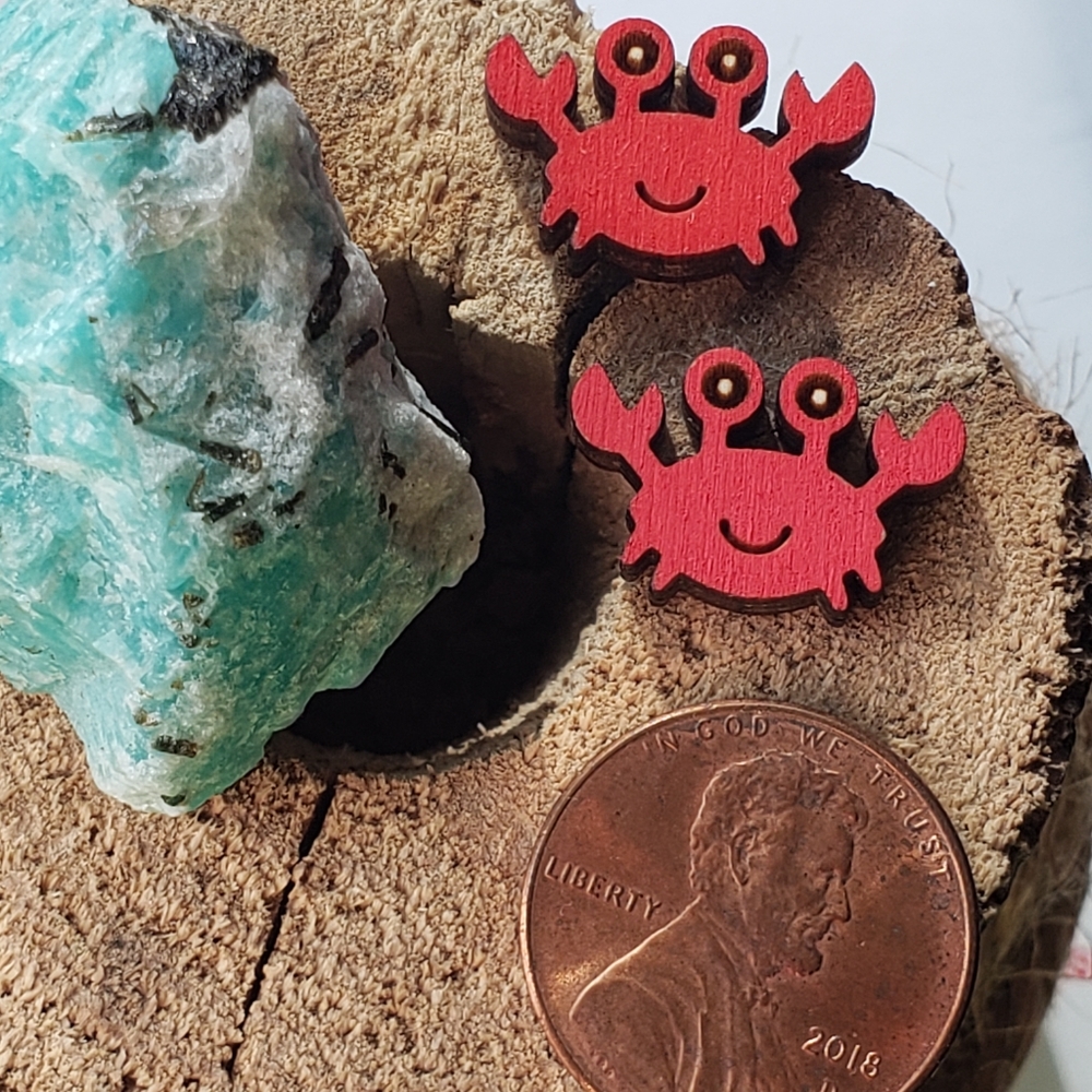 Happy little crab wood stud earrings - Picture 4 of 4